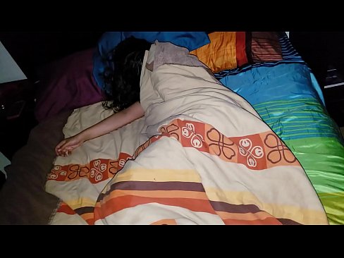 ❤️ Nevlastní syn buzeruje svou mladou nevlastní matku, zatímco ona spí. ️❌ Porno u nás ❌