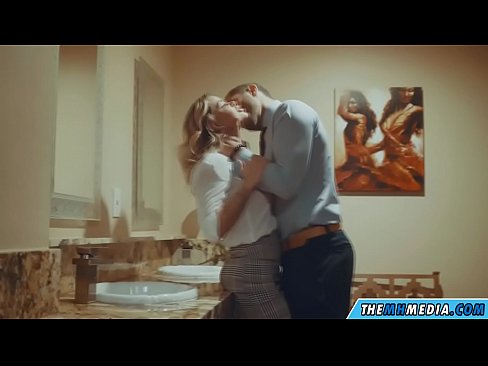 ❤️ Když vás na veřejných záchodcích svádí prsatá blondýna. ️❌ Porno u nás ❌